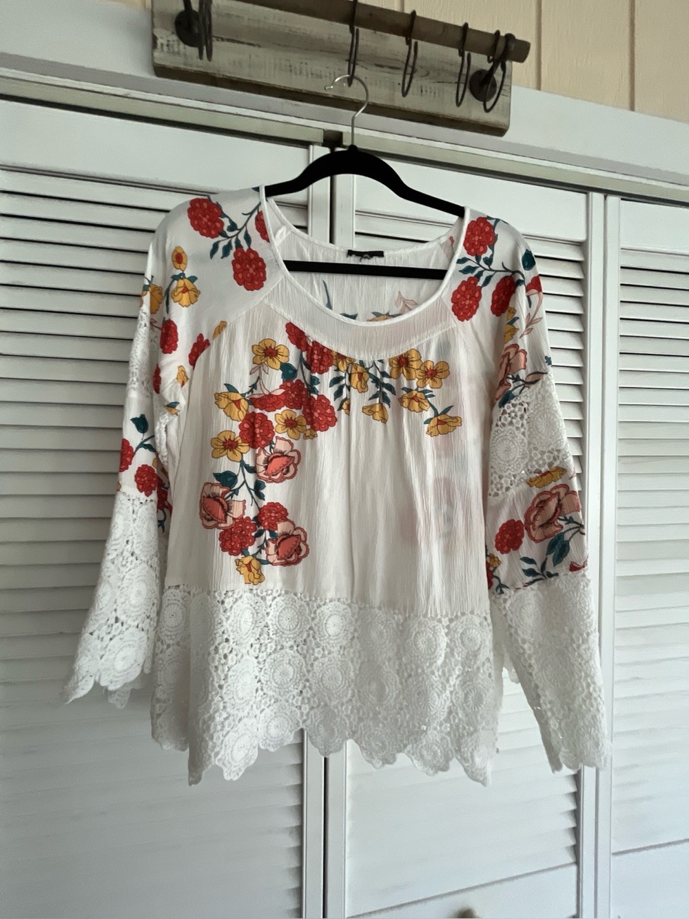 Women's White Floral Crochet-Hem Blouse Size L